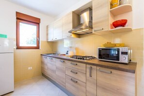 Fridge, microwave, stovetop, dishwasher - Apartments Racchi (76091-A2) - Banjole (Banjole)