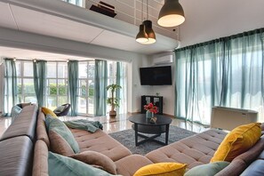 Télévision, lecteur de DVD, table de tennis de table