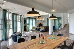 A spacious living area with a wooden dining table, black chairs, and pendant lighting. - Villa Mutila (V0591-K1) - Medulin (Medulin)