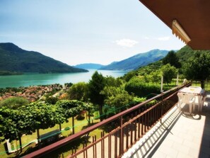 Outdoor dining - Casa Luna' Wohnung mit Wasserblick by Interhome (Vercana)