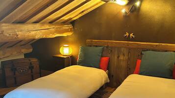 1 dormitorio, tabla de planchar con plancha, wifi y ropa de cama