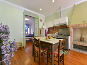 Fridge, microwave, oven, cookware/dishes/utensils - Wohnung in Badalucco mit Privatparkplatz by Interhome (Badalucco)