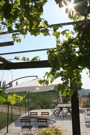Outdoor dining - Anwesen mit Gemeinschaftspool by Interhome (Dogliani)