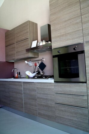 Fridge, oven, dishwasher, cookware/dishes/utensils - Anwesen mit Gemeinschaftspool by Interhome (Dogliani)