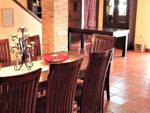 Dining - 4-Schlafzimmer-Haus mit Schwimmbad by Interhome (Navas de Estena)