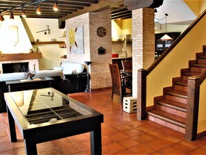 Televisión, chimenea, reproductor de DVD