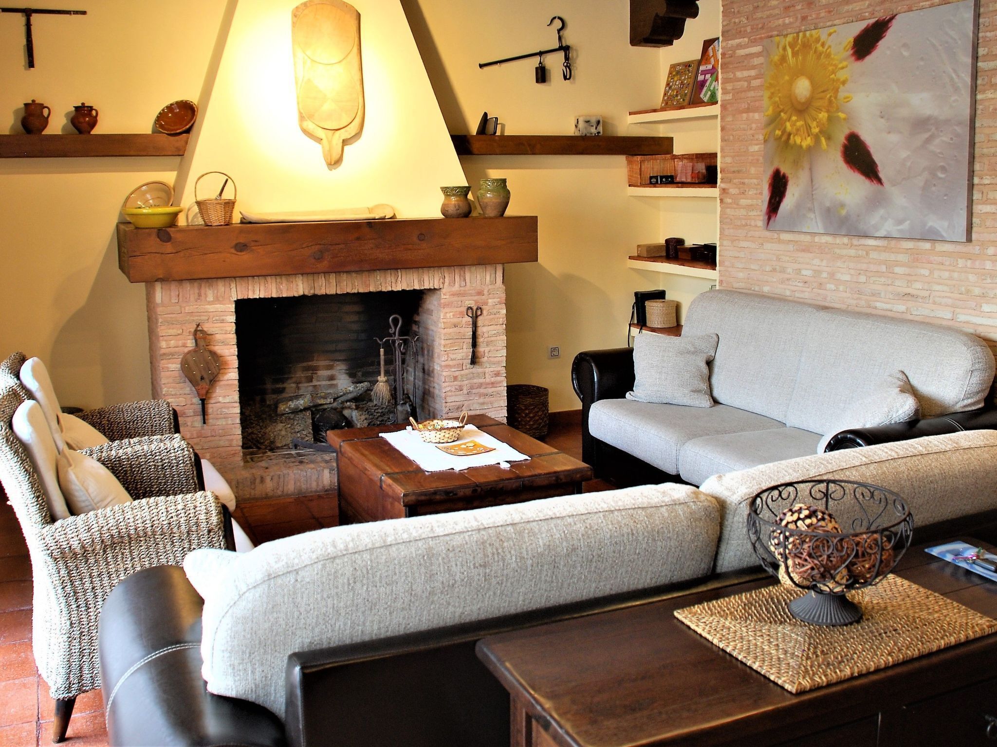 Télévision, cheminée, lecteur de DVD