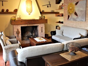 Televisie, een open haard en een dvd-speler