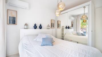 Iron/ironing board, WiFi, bed sheets