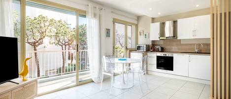 Réfrigérateur, four à micro-ondes, un four, surface de cuisson