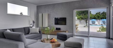 Télévision, lecteur de DVD, table de tennis de table