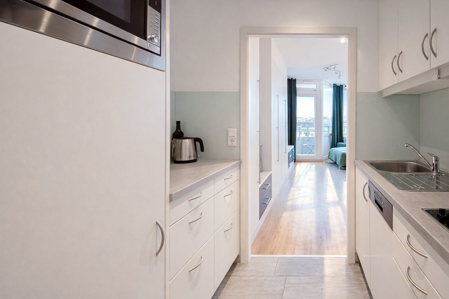 Kühlschrank, Mikrowelle, Herdplatte, Geschirrspüler