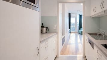 Réfrigérateur, micro-ondes, plaque de cuisson, lave-vaisselle