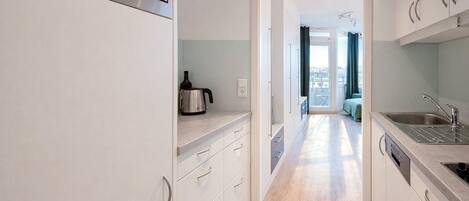 KĂŒhlschrank, Mikrowelle, Herdplatte, GeschirrspĂŒler