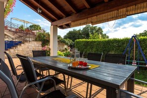 Outdoor dining - Casa Kujići (V3508-K1) - Krnica (Pula) (Krnica (Pula))