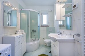 Shower, hair dryer - Villa Cera (V3556-K1) - Vodnjan (Vodnjan)