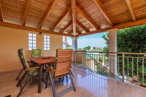 Outdoor dining - Villa Cera (V3556-K1) - Vodnjan (Vodnjan)