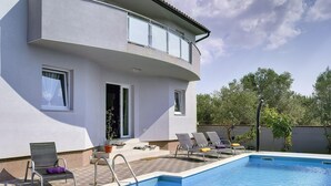 A modern two-story house with a swimming pool, outdoor seating, and a balcony. - Villa Amber (V3551-K1) - Vodnjan (Vodnjan)