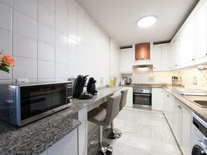 Fridge, microwave, oven, cookware/dishes/utensils - Vakantieappartement 'Casa Tosca Villamartin' by Interhome (Castillo de Don Juan)