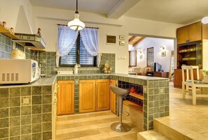 Fridge, microwave, stovetop, coffee/tea maker - Villa Ruža (V3832-K1) - Liznjan (Liznjan)