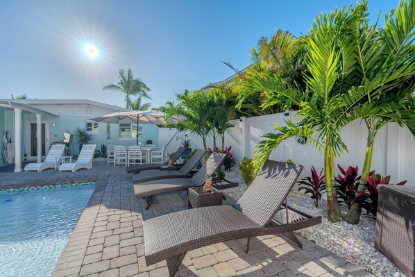 A heated pool - 🏖️Private Pool | Pet Friendly | Walk to Beach | The Blue Heron Hideaway🏖️ (Fort Myers Beach)