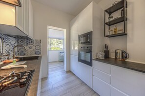 Fridge, microwave, oven, stovetop - CASA PIOPPI - Comfort and a beautiful view (Rapallo)