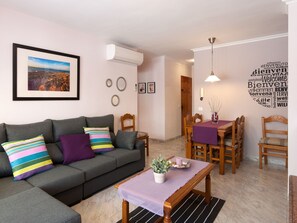 TV, DVD player - Ob3-Erdgeschoss mit 3 Doppelschlafzimmern in Strandnähe by Interhome (Can Picafort)