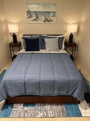 2 bedrooms, iron/ironing board, travel cot, WiFi - Chic Desert Condo with Mountain Views (Palm Springs)