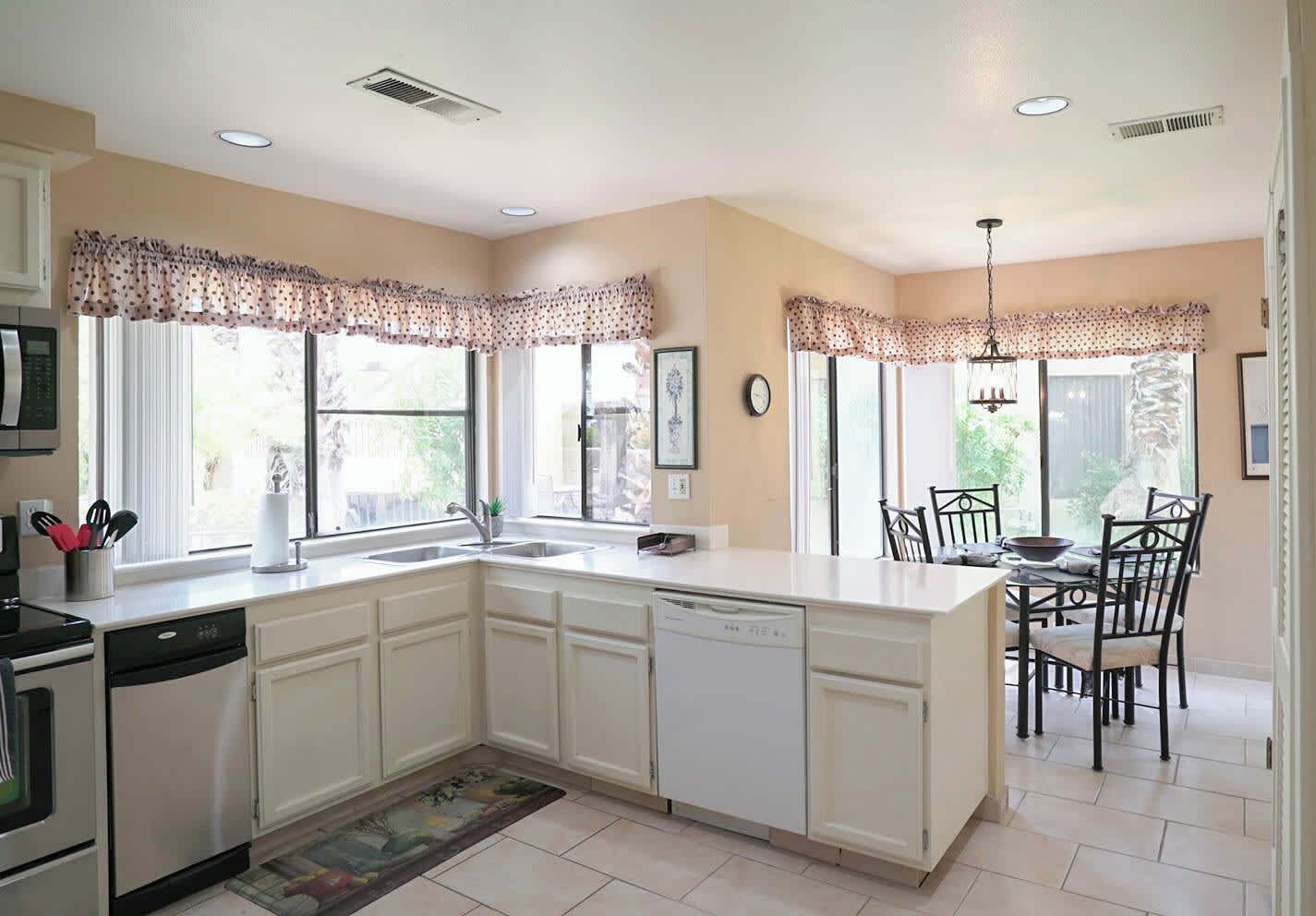 Køleskab, kogeplade, opvaskemaskine