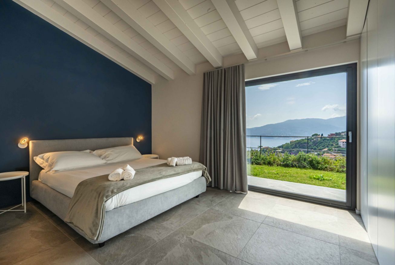 8 室のベッドルーム、デスク、アイロン / アイロン台、旅行用ベビーベッド