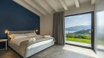 8 bedrooms, desk, iron/ironing board, travel cot