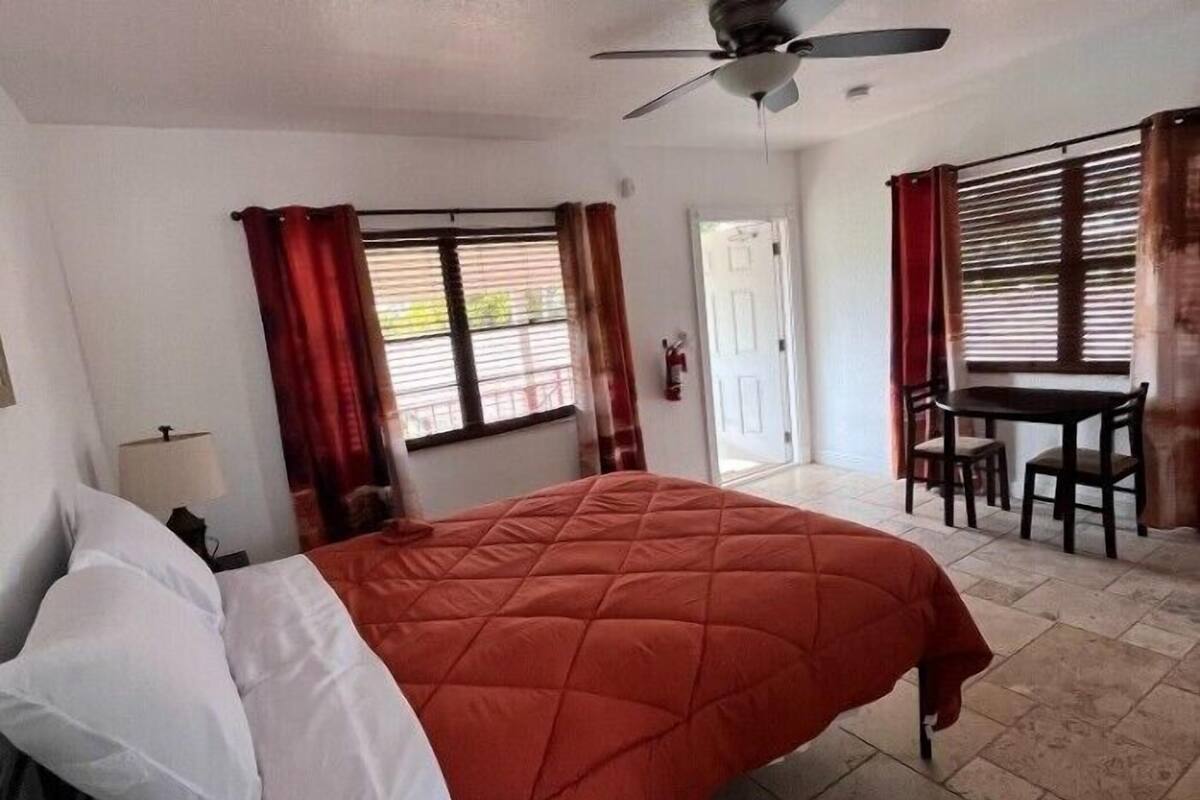 Een hotelkamer met een bed, een bureau en een stoel.