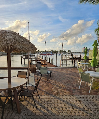 Blue Heron Bridge Hotel & Dive Club