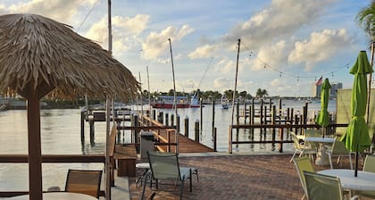 Blue Heron Bridge Hotel & Dive Club