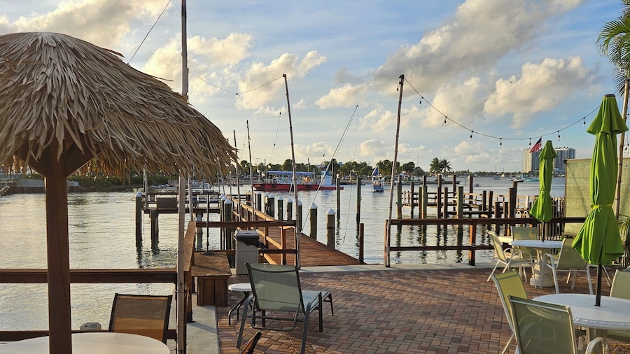 Blue Heron Bridge Hotel & Dive Club