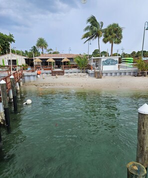 Private beach, sun loungers, beach umbrellas, beach yoga - Blue Heron Bridge Hotel & Dive Club (Riviera Beach)