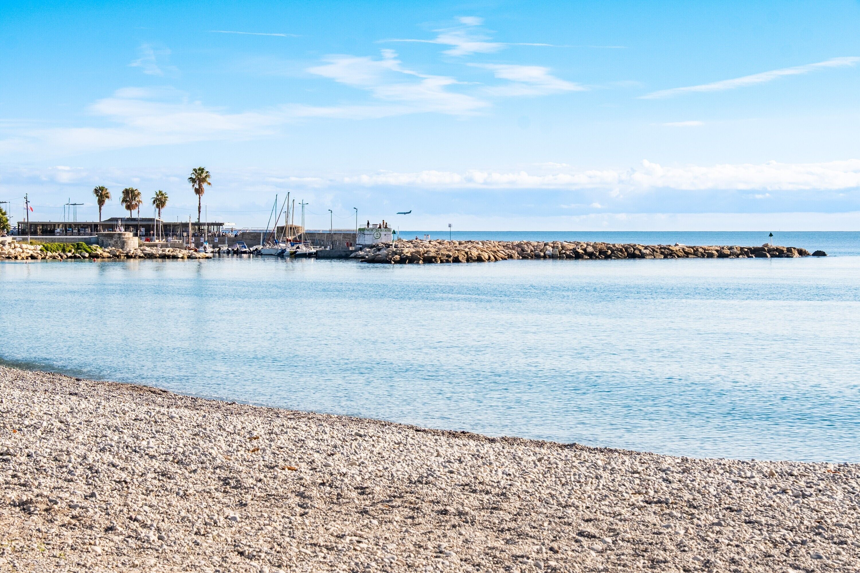 Una spiaggia nelle vicinanze