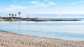 Una spiaggia nelle vicinanze