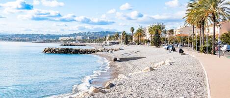 Una spiaggia nelle vicinanze