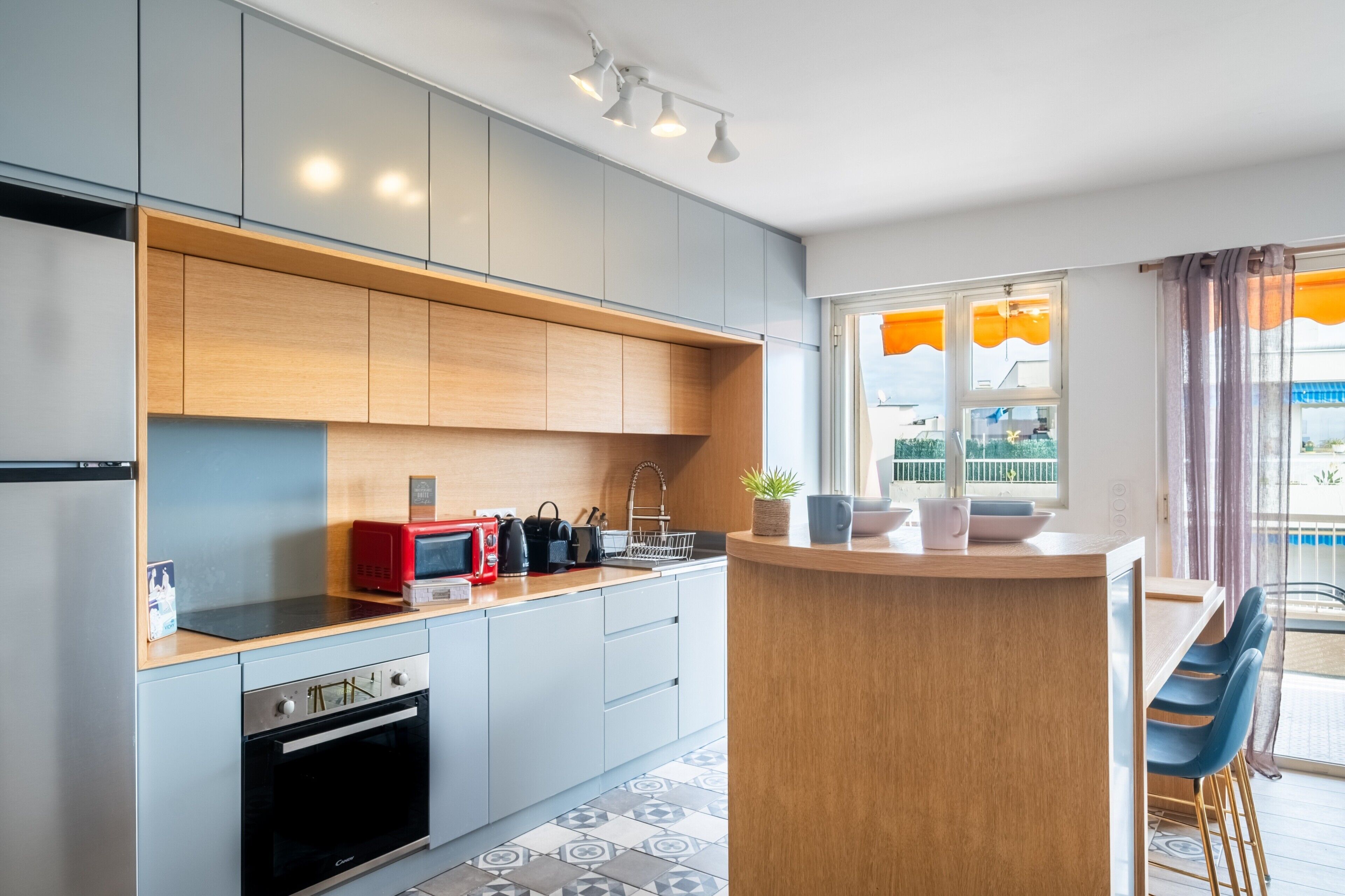 Réfrigérateur, micro-ondes, four, plaque de cuisson