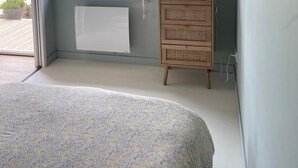 A bedroom with a large window, a wooden dresser, and a bed. - Les Eléments - Quiet, dunes and sandy beach within walking distance - 6 people (Quend)