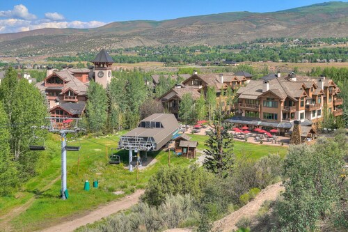 Elegant 4BR Home w/ Fireplace & Mountain Views