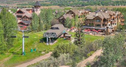 Elegant 4BR Home w/ Fireplace & Mountain Views