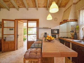 Kühlschrank, Mikrowelle, Ofen, Kochgeschirr/Geschirr/Besteck