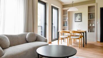 Leilighet – deluxe | Oppholdsområde | En 55-tommers TV med digitale kanaler