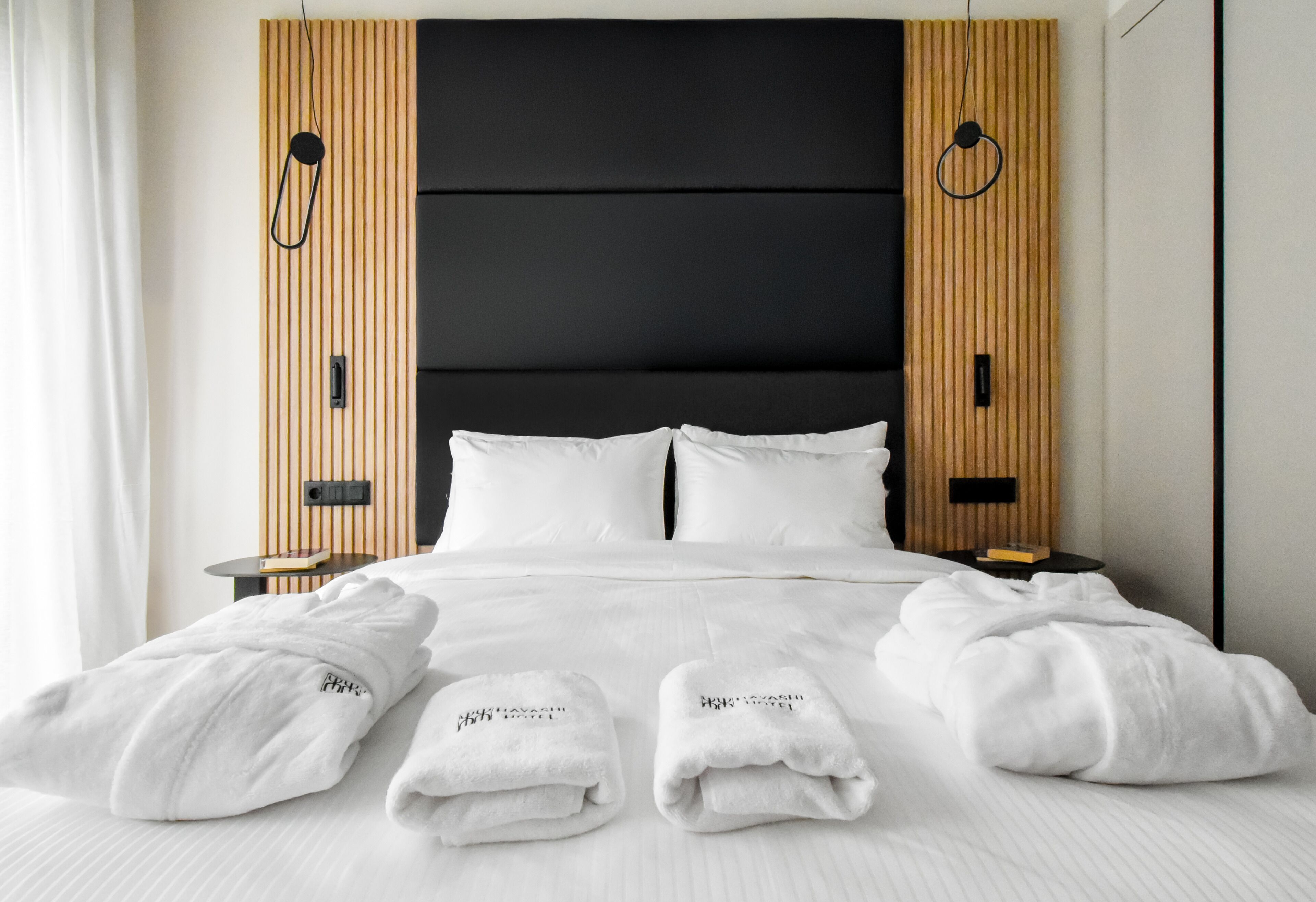 Tabla de planchar con plancha, wifi gratis y ropa de cama 