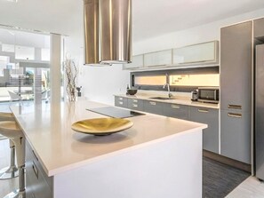 Een koelkast, een magnetron, een oven, een vaatwasser