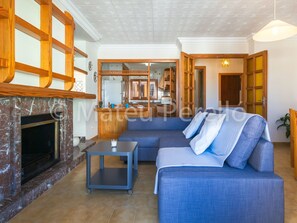 TV, DVD player - Charmante Ferienwohnung in Son Baulo mit Sonnigem Balkon by Interhome (Can Picafort)