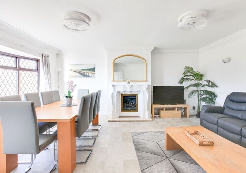 New! Amazing 4BR Cottage w/ SEA VIEW, Terrace & Free Parking - City Centre