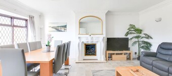 New! Amazing 4BR Cottage w/ SEA VIEW, Terrace & Free Parking - City Centre